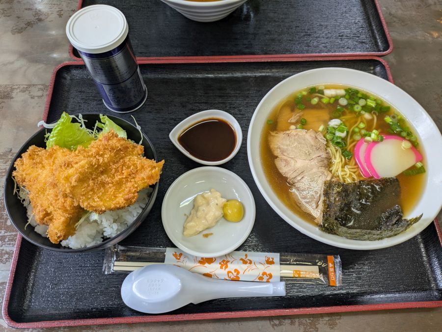 観音坂食堂 しょうゆラーメンと半どんぶりセット
